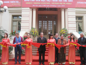 Khai mạc Triển lãm Giao lưu Văn học Việt Nam với thế giới